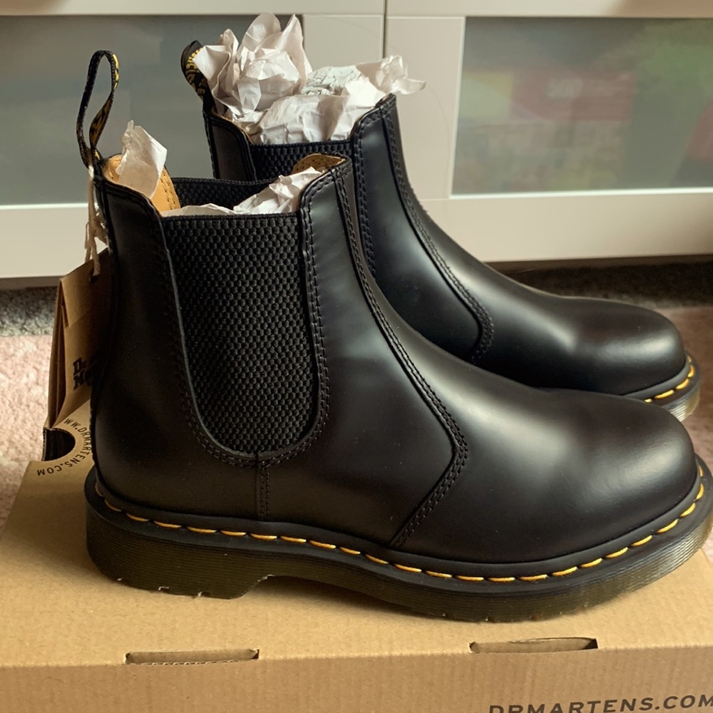Doc Martens 2976 WOMEN'S SMOOTH LEATHER CHELSEA BOOTS